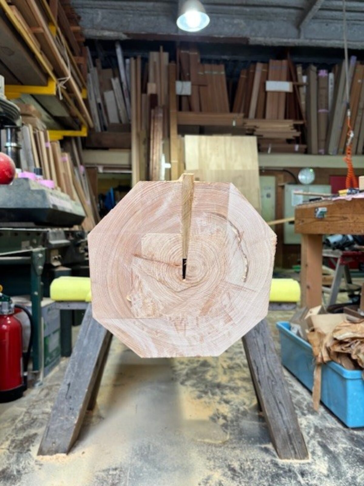 木材　プロ向け　桧4000mm　化粧柱 8寸の桧柱！加工中です | 株式会社 鈴木工務店