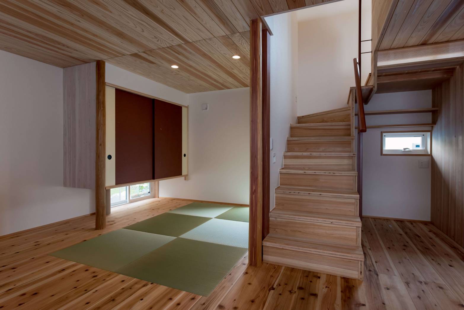 「のびのびと」(2018年竣工)リビングとひとつながりの畳スペース、上下階共にワンルームの解放的な間取り。