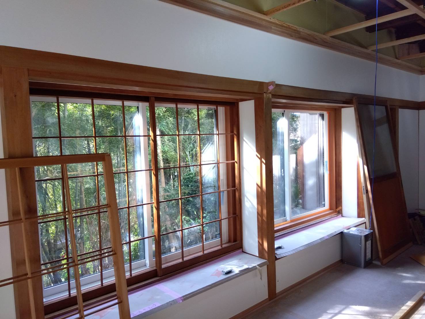 障子の桟はそのまま、窓ガラスをペアガラスに交換。