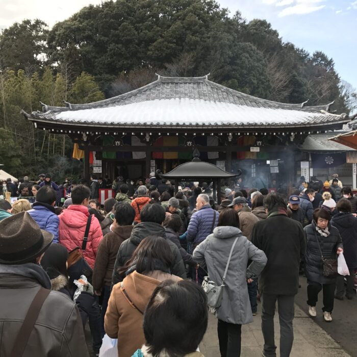 1月28日、麻生不動院の「だるま市」へ。— 鈴木工務店二代目が設計・施工したお寺