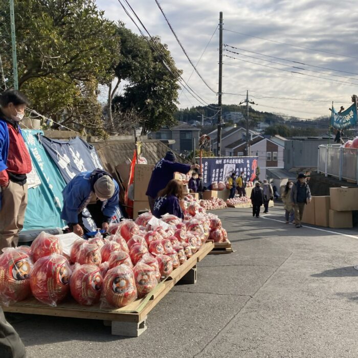 1月28日、麻生不動院の「だるま市」へ。— 鈴木工務店二代目が改修に携わったお寺