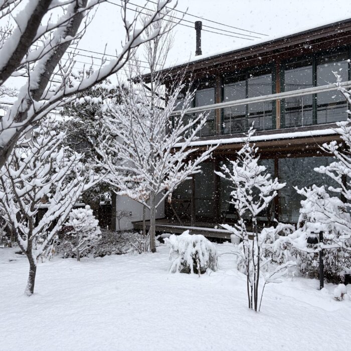 雪の日も「いつも通り」を支える家に