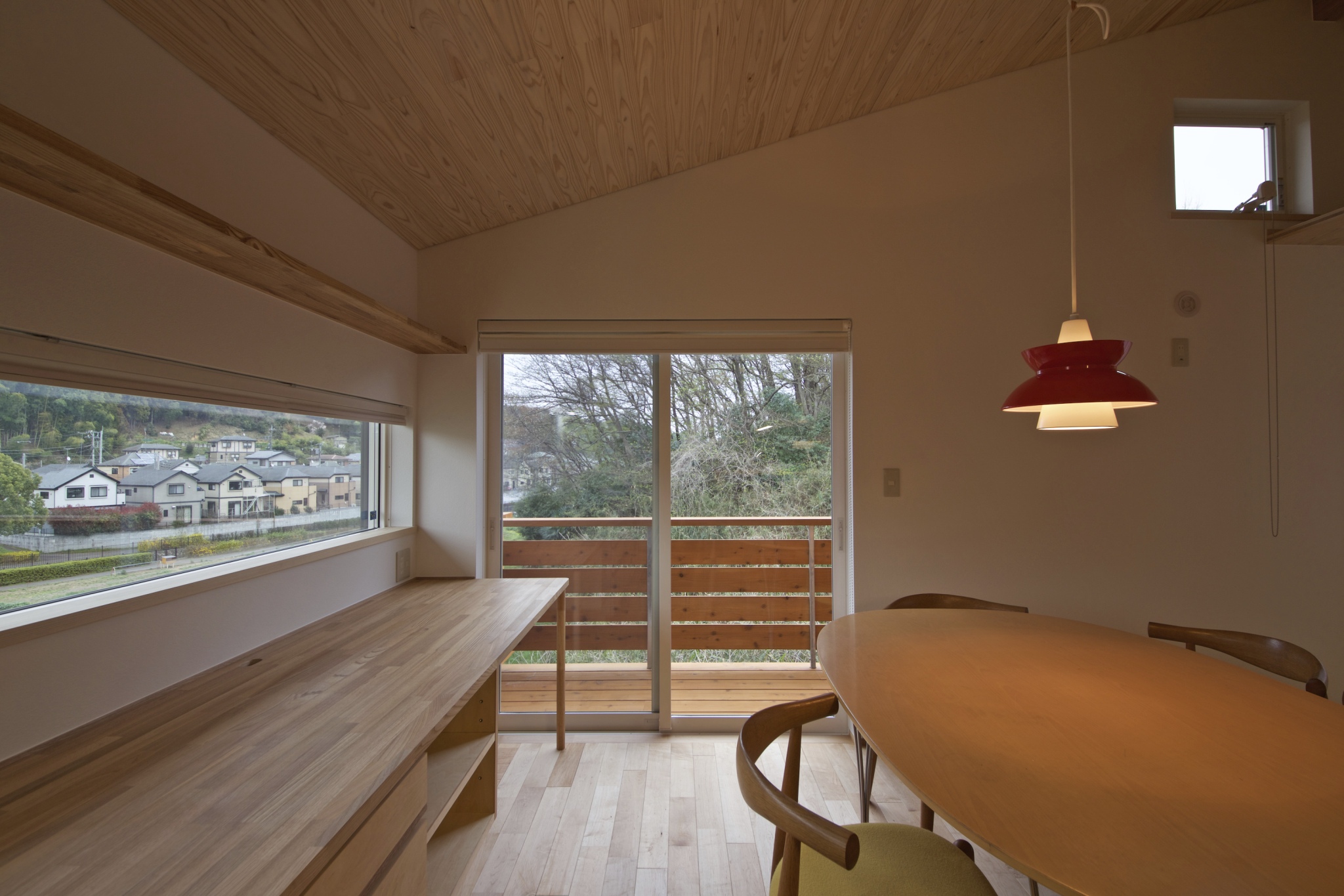 里山の景色を身近に感じられる場所に建つお住まい、景色を窓枠で切り取り、楽しみます