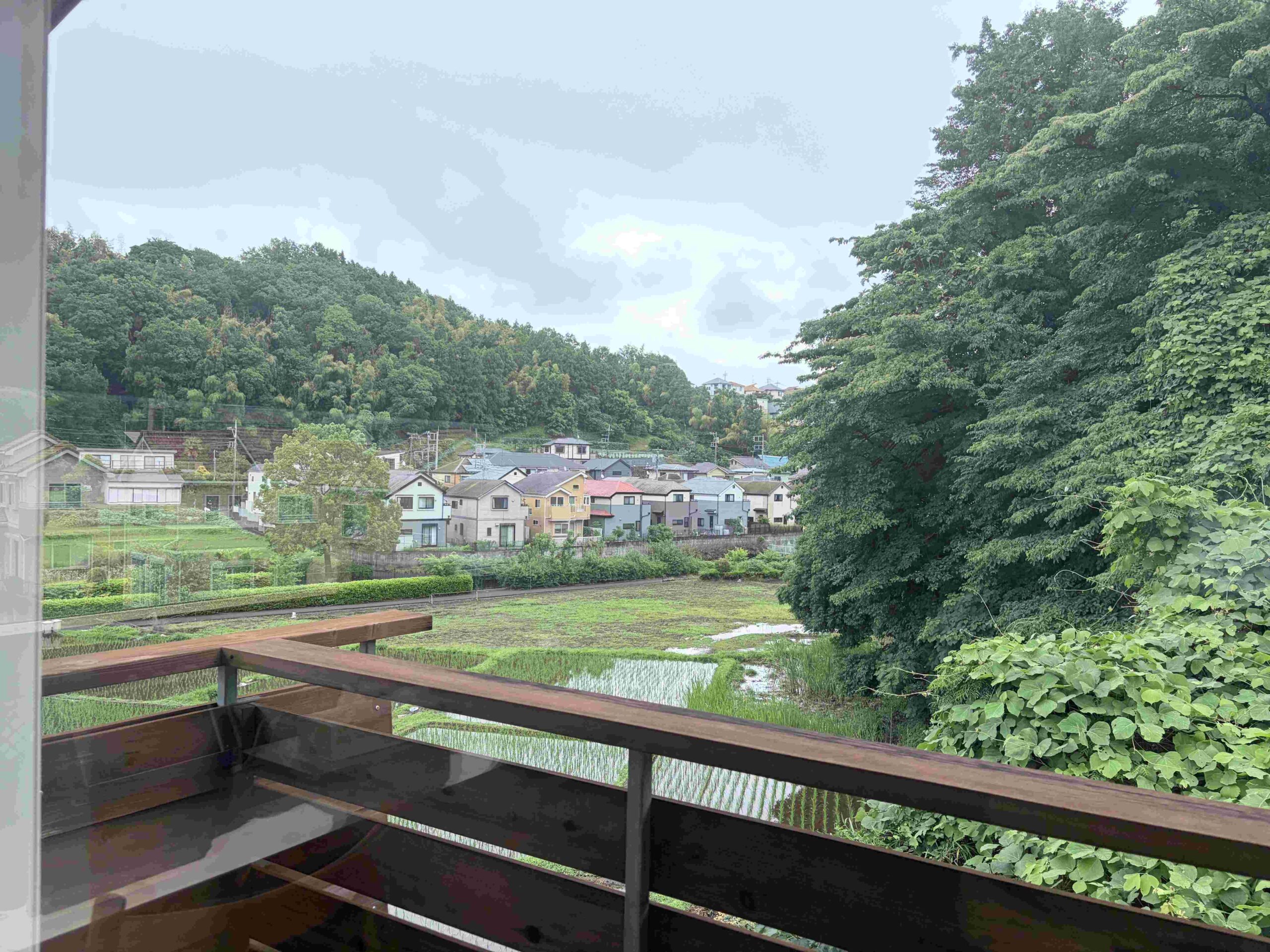ご家族が選んだ土地は、豊かな自然と田園風景が残る、里山の裾のような場所でした。