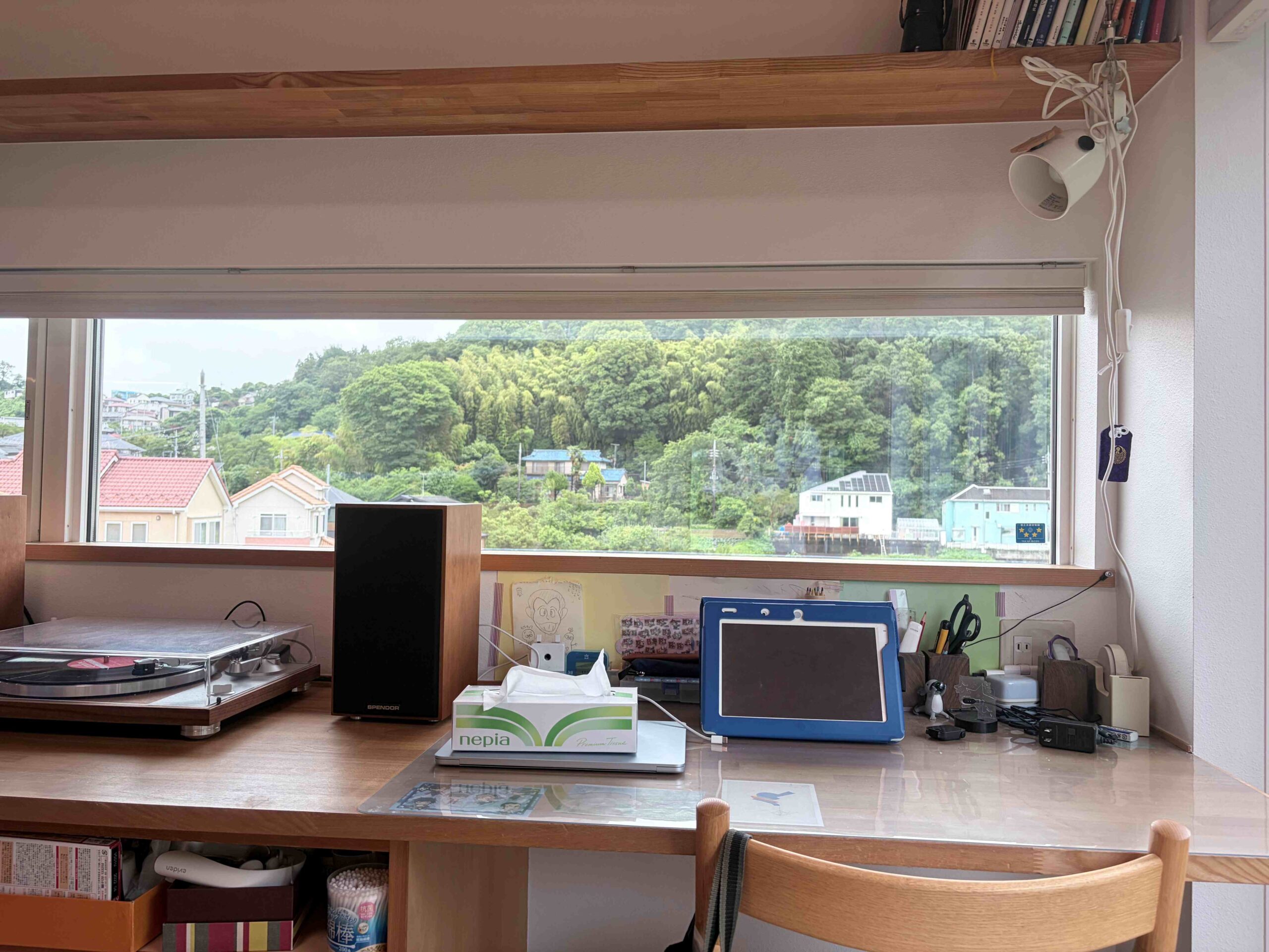 里山を額縁に収めたような窓です